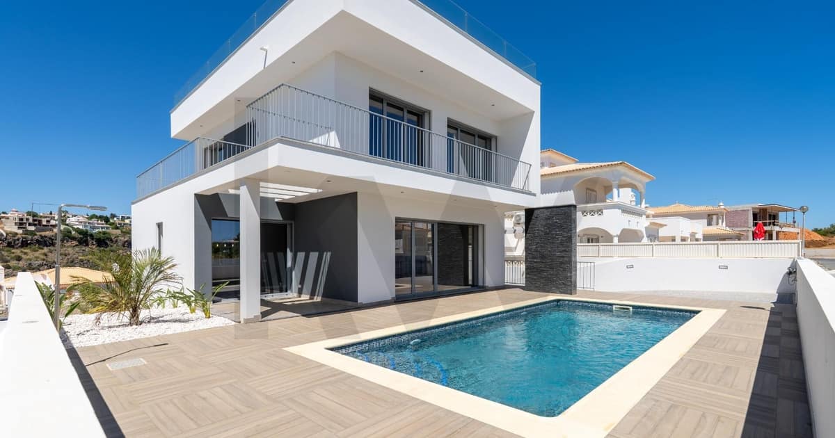 Moradia T3+1 com piscina e garagem – a 5 minutos da Marina de Albufeira