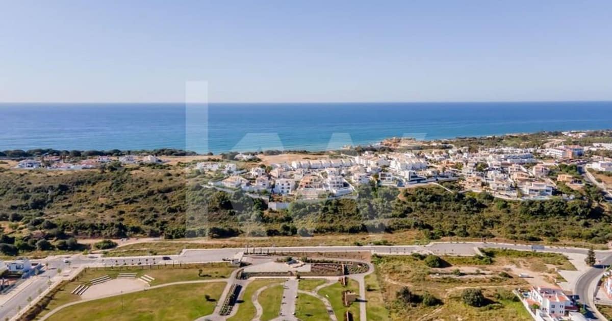 INVESTMENT - Land of 14,960m2 for the construction of 34 dwellings, in the Albufeira Marina area for
